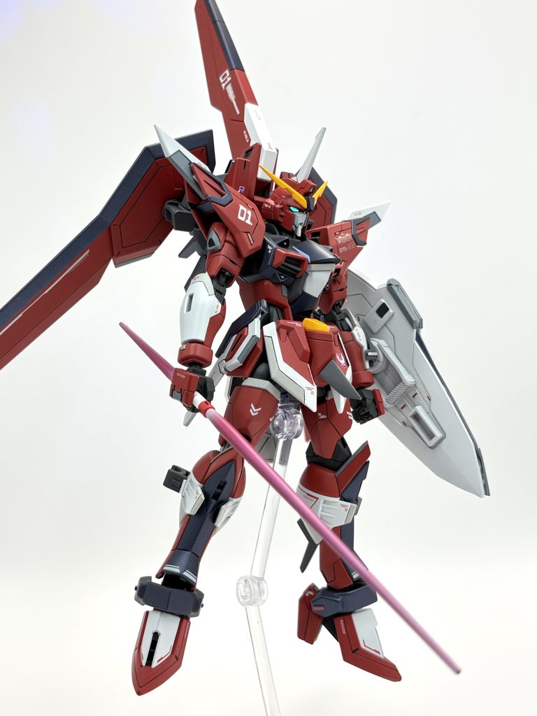 追加装備は脚部に搭載された双刃のビームサーベルと超至近距離用のカウンターエッジ