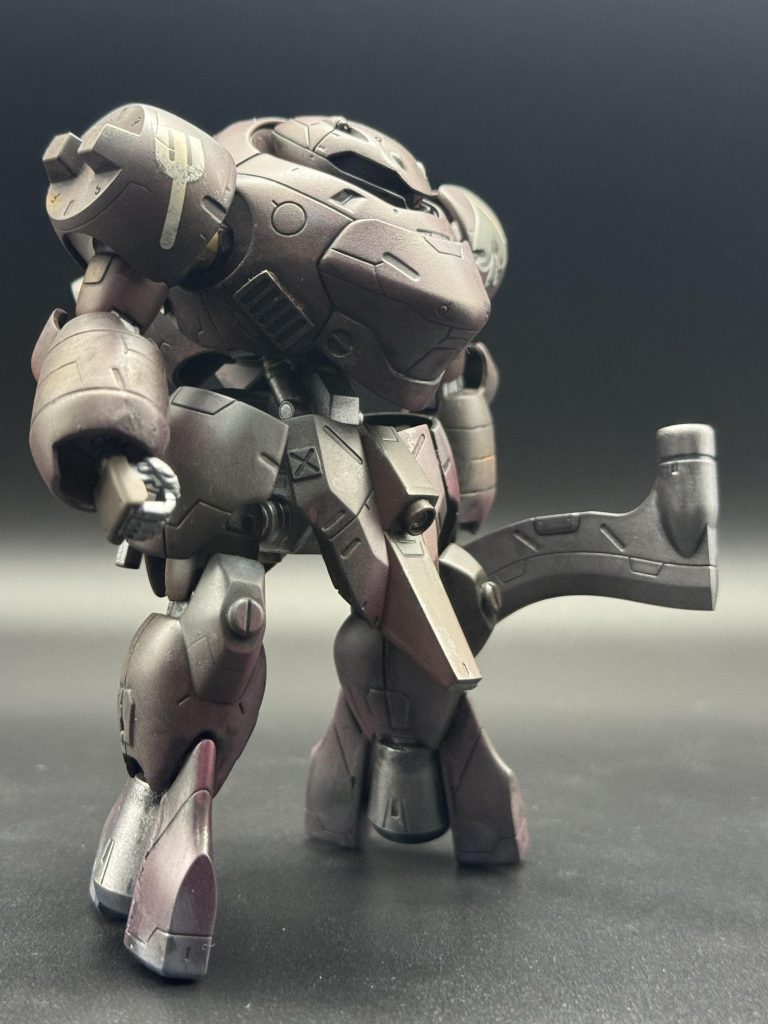 火星での任務を想定したカラーにしました。マホガニー、シャアレッド、ニュートラルグレーを火星の焼けた赤に溶け込めるよに大まかに吹きました。改造箇所は胴体フレームのシリンダー、脚部ブースターなど地味に手を加えているのですがマンロディだとわかるように大きな改修はしていません。