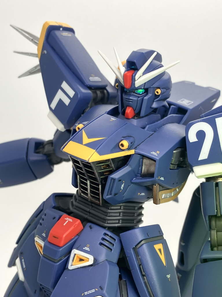 放熱しそうなパーツは中にゴールドメタリックのブラになっており、胸部と脚部前部のフレームはヘビーガンメタリックに🥳