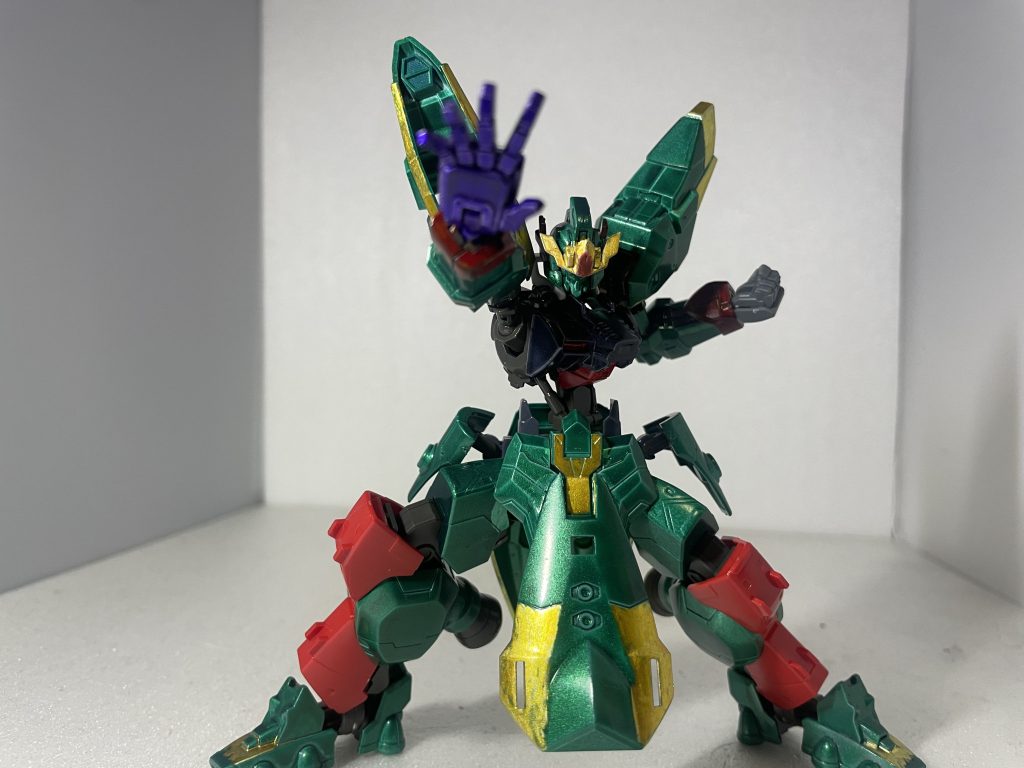 武装2:γナノラミネートハンド圧縮したエイハブ粒子を右手に収束させて特殊なナノラミネート構造である「γナノラミネート反応」を発生させる事が可能な武装になっている。接触した装甲のナノラミネート構造を破壊する効果を持つγナノラミネート反応を発生させて相手に急速で近づき、MAに触れることでMAを瞬時に破壊することができるMSの中でも超兵器でないかと言われていたが、アスタロトのγナノラミネートソードが安定性に欠けていたようにこのγナノラミネートハンドもかなり安定性に難がある。しかしドゥーロはこの武装を使用せずに超硬ナノラミネートクロスと拳法を使って戦っている。