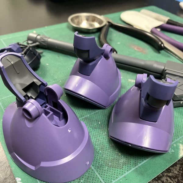 リックドム(GQ)脚部、ワンパーツ成形でこの曲面を再現するのは凄いと思う反面、目立つ場所にゲートが😖 とりあえず最終的にはデカールで誤魔化すとして少し抵抗してみます🥴まずはピンバイスで白化部分を切削して➡️取り置いたランナーを接着剤で溶かしてランナーパテとして塗り塗り🥳 乾燥後にヤスってと🥰 とりあえず2回ほど試しましたが完全に消すのは難しそうですね、仕上がりに若干のムラあり😬簡単フィニッシュでもなんとか気にならない程には処理できそう🥴遅ればせながら、🎍明けましておめでとうございます🎍本年もなにとぞ、よろしくお願いいたします🙇♂️🥳(3枚目)