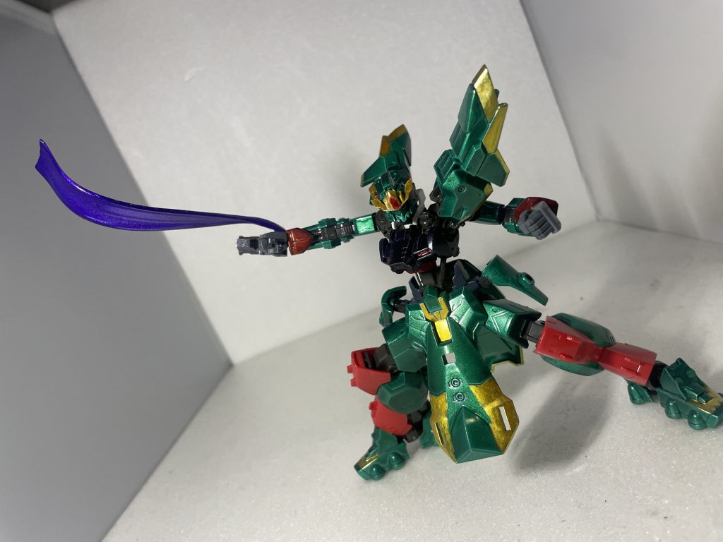 武装1:超硬ナノラミネートクロスロノウェが厄祭戦当時から使っている特殊合金製の布のような武器。一部のMAに使われている微量の電流を帯電させることで粘性を得る特殊合金で作られており、この帯電している電流を調整することで鞭のようにしならせたと思ったらメイス等のように相手に叩きつけることも切断することも可能となっている。この武装は現代ではロストテクノロジーとなっている為に新たに生産ができない。