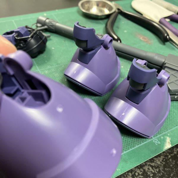 リックドム(GQ)脚部、ワンパーツ成形でこの曲面を再現するのは凄いと思う反面、目立つ場所にゲートが😖 とりあえず最終的にはデカールで誤魔化すとして少し抵抗してみます🥴まずはピンバイスで白化部分を切削して➡️取り置いたランナーを接着剤で溶かしてランナーパテとして塗り塗り🥳 乾燥後にヤスってと🥰 とりあえず2回ほど試しましたが完全に消すのは難しそうですね、仕上がりに若干のムラあり😬簡単フィニッシュでもなんとか気にならない程には処理できそう🥴遅ればせながら、🎍明けましておめでとうございます🎍本年もなにとぞ、よろしくお願いいたします🙇♂️🥳(2枚目)