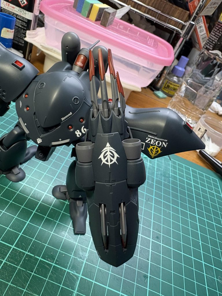 爪にマニキュアを塗りました。