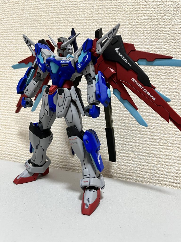 ガンダムヘリオスにスクランブルガンダムのバックパックを取り付けたミキシングです。その他、ブーメランや耐艦刀を取り付け、デスティニーに近いシルエットにしました。