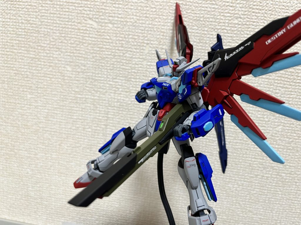 背部の長距離砲はサテライトキャノンを使用。一撃必殺の超火力砲です。