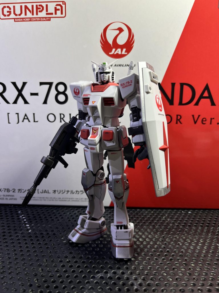 箱をバックに。