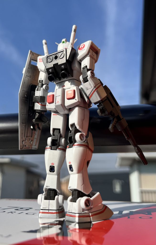 ダムの合わせ目を消して、適当に赤いデカールを貼りました。JALマークは付属のシールです。