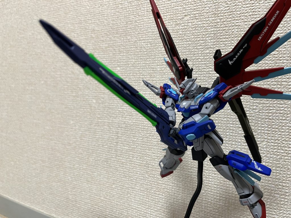 バックパックや手足のフィンから粒子を放出することで、高機動戦闘が可能。