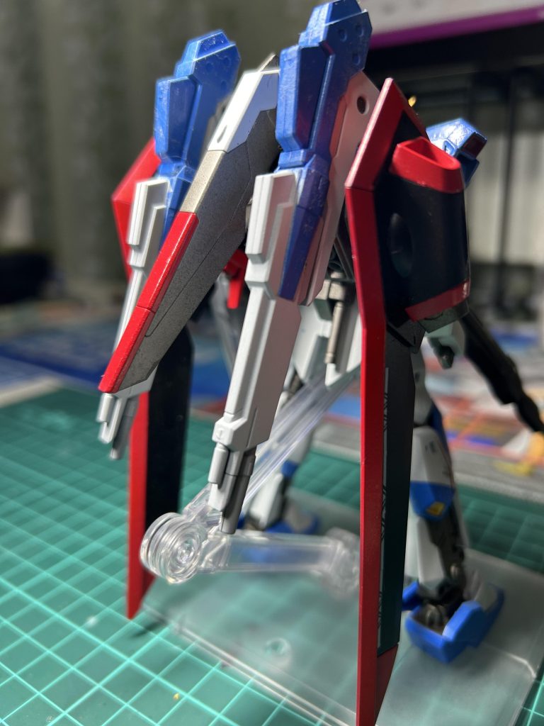 バックショットです!ウイングバインダーはHGのイモジャですね〜テールスラスターはΖガンダムからもぎ取りました。ファンネルはオプションパーツセットのパワードアームなんとかのやつです!