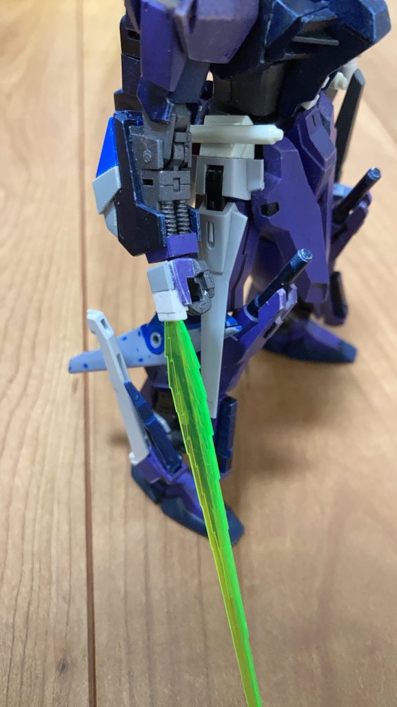 ここが１番のこだわりポイント。なんと、手の甲からもビームサーベルが出ます。ビームサーベルの中でも比較的薄い、ダブルエックスのものを改造しました。(現在エフェクトを紛失中なので過去写真です。)