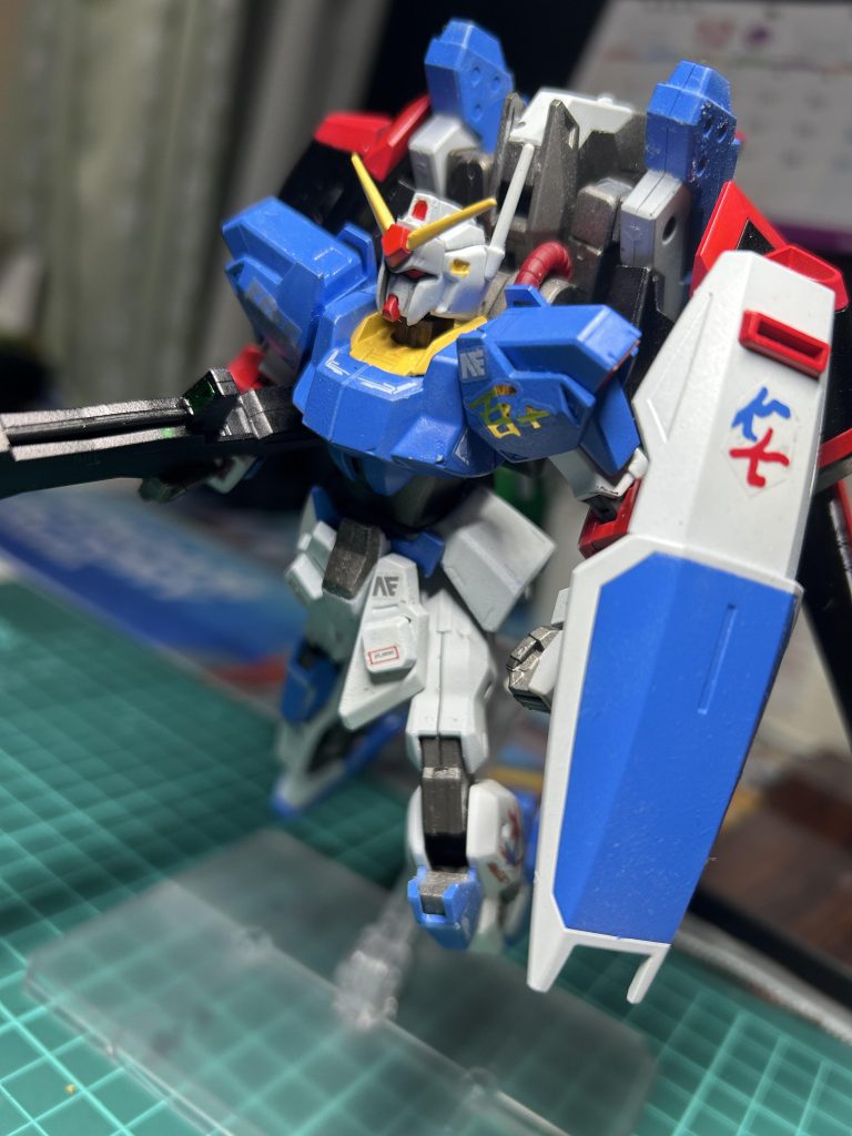 M・ナガノ博士が主任となって開発した百式は当初予定されていたデルタガンダムから当時技術的に不可能とされた可変機構を撤廃したMSであり、時が経つにつれ可変機構が再現できるようになるとデルタプラスなどの機体たちが生み出された。しかし、百式をなんとかUC0096でも通用するMSとして作り直したいと考えたアナハイムは独自にこの百拾式(ヒャクジッシキ)を開発した。