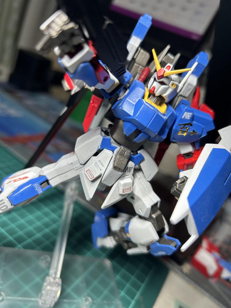 この機体はまず、百式のフレームをベースにしつつほぼ一新されている。また、バックパックにはΖ系列のMSに見られるテールスラスターや大型化したウイングバインダー、試作型の大型ファンネルが装備されている。この見た目と開発段階での肩のマーキングにより一部のものからはガンダムハンドレッド・プラスと呼ばれているのだとかおそらくこれは日本の漢数字の十(じゅう)がプラスに見えたのだろう という妄想でした〜長くて拙い文章にお付き合いいただきありがとうございます