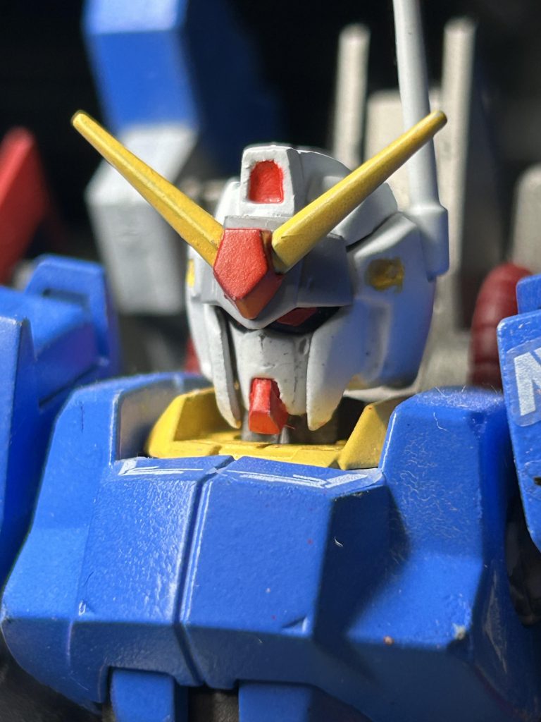 お顔をアップ!百式のトサカを削って平らにして額にV字アンテナ、マスクは半分百式半分ナナハチです↓これが、↑こうなります