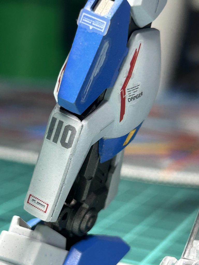 脛の部分はプラ板で塞いでます