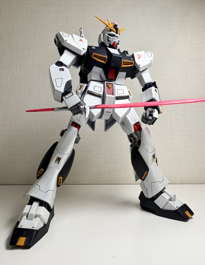 写真では判りにくいですが、白い部分の塗装はガイアノーツのパールシルバーにクリアーホワイトを重ねてツヤ有り/チタニウムフィニッシュ風に仕上げています。その他の部分ツヤ消し仕上げです。