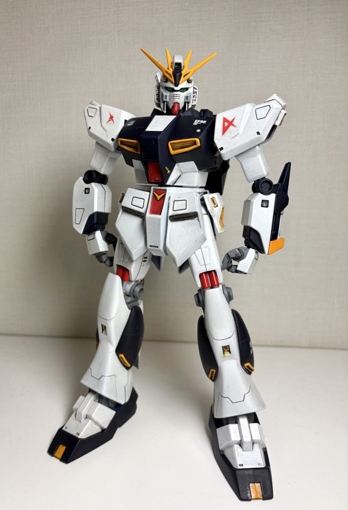 まもなく発売になるPGU νガンダムがディテール・マシマシで話題ですが、旧キット1/100は元々のデザイン(シンプルな曲線で構成されていて、結構ガッシリ体型)を再現していてカッコ良いです。デカールも最小限に抑えました。