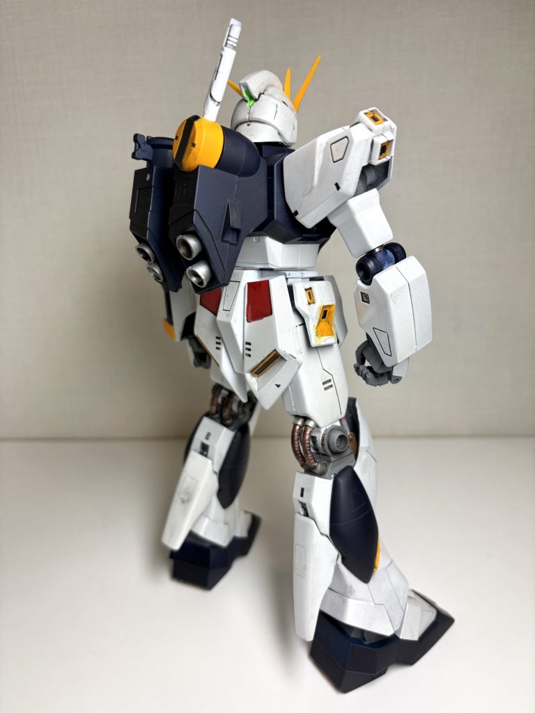 肩や腰のアーマーのスラスターは、シールで色分けするようになっていてモールドが刻まれていませんので、プラ棒・プラ板でモールド追加しました。改修したのはそれくらいです。