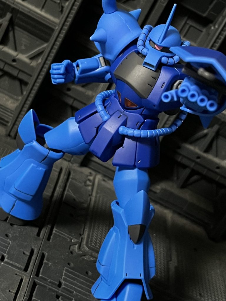 武装は左腕の固定武装である5連装75mm機関砲、ヒートサーベル、ヒートロッド、グフシールド。このヒートロッドは対MS戦闘を想定しており開戦初期にMSが無かった連邦軍にいずれMSが現れるであろう事を想定した設計となっている。