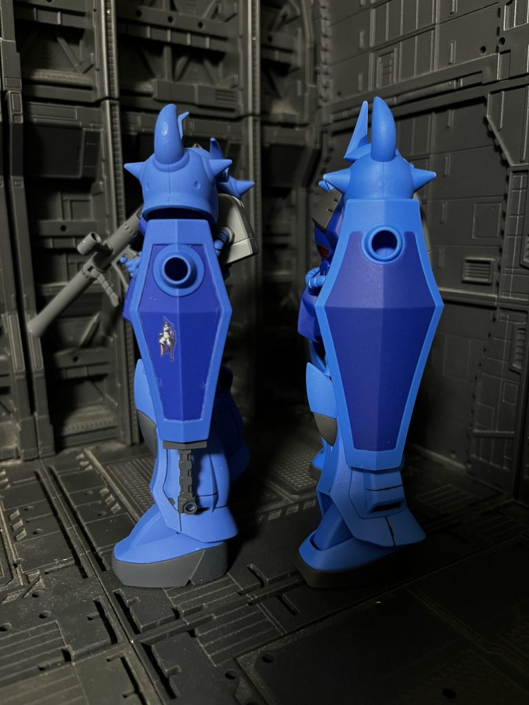 ディテールに関しては今までのリファイン版もそうだったかもですが、全てのパーツが新規造形なので共通部品はありません。全身のディテールに明らかな違いが出ています。こうした細部の違いもなかなか面白いので個人的に旧版をMS-07B、リファイン版をYMS-07Bとしてバリエーションを作っていこうかなと考えています^ ^