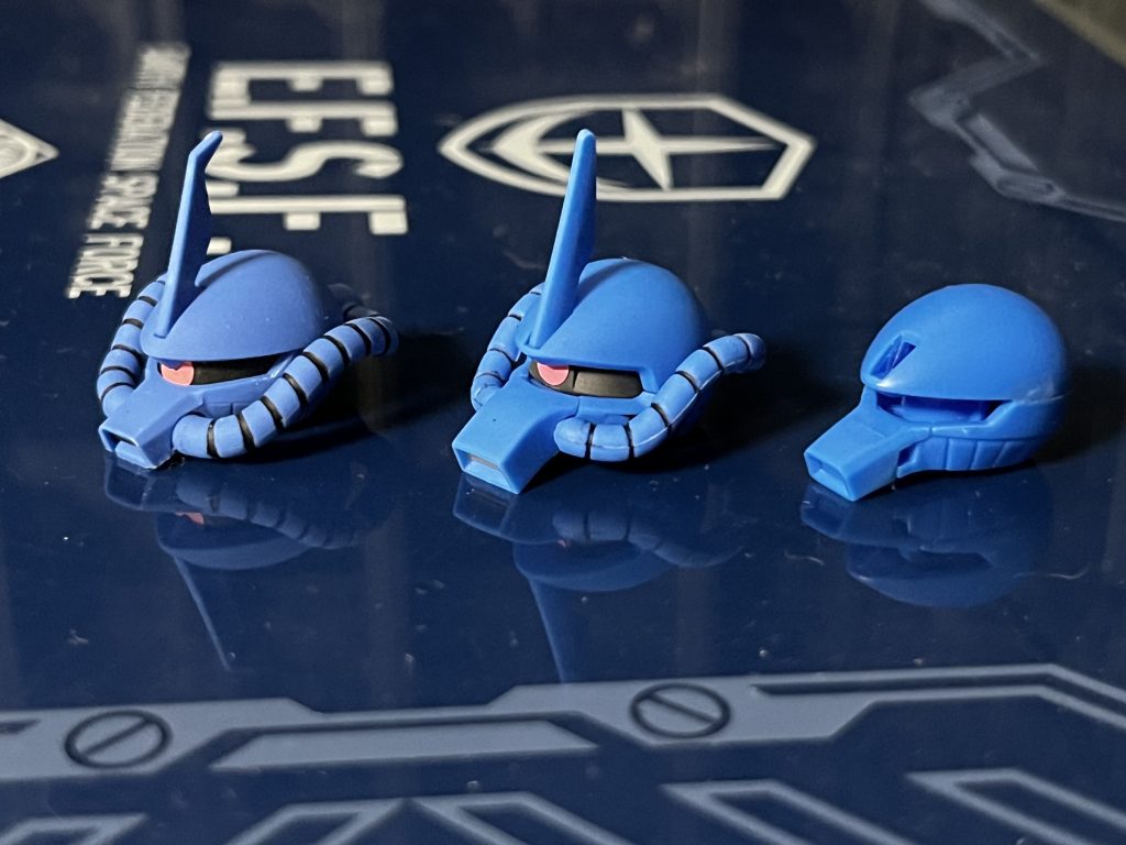 ちなみにリファイン版の余剰パーツとして旧版と同じ目元口元に出来るパーツもあります。まだ作ってないので詳しく分かりませんが、グフカスタム？ぽい顔だと思ったので今回は説明書通りに作りました。好みで余剰パーツの顔にしてみてもアリですよね^ ^