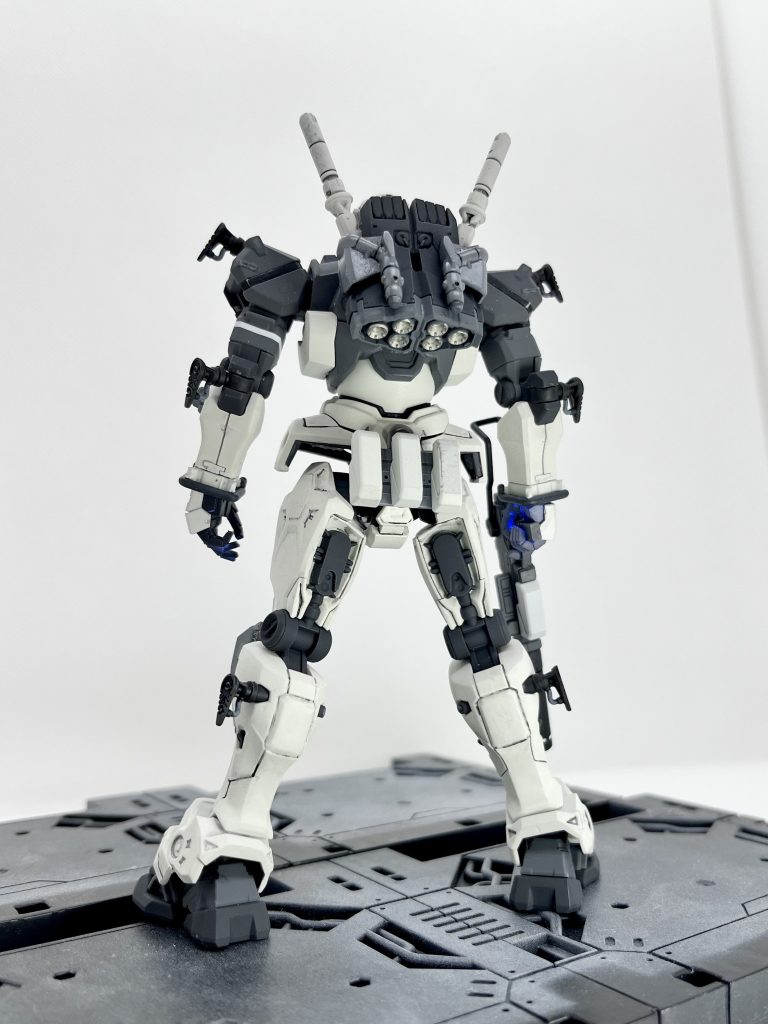 3mm穴を使って、今度はマシンガンの予備マガジンを装備してみました。これで撃って撃って撃ちまくれます(笑)