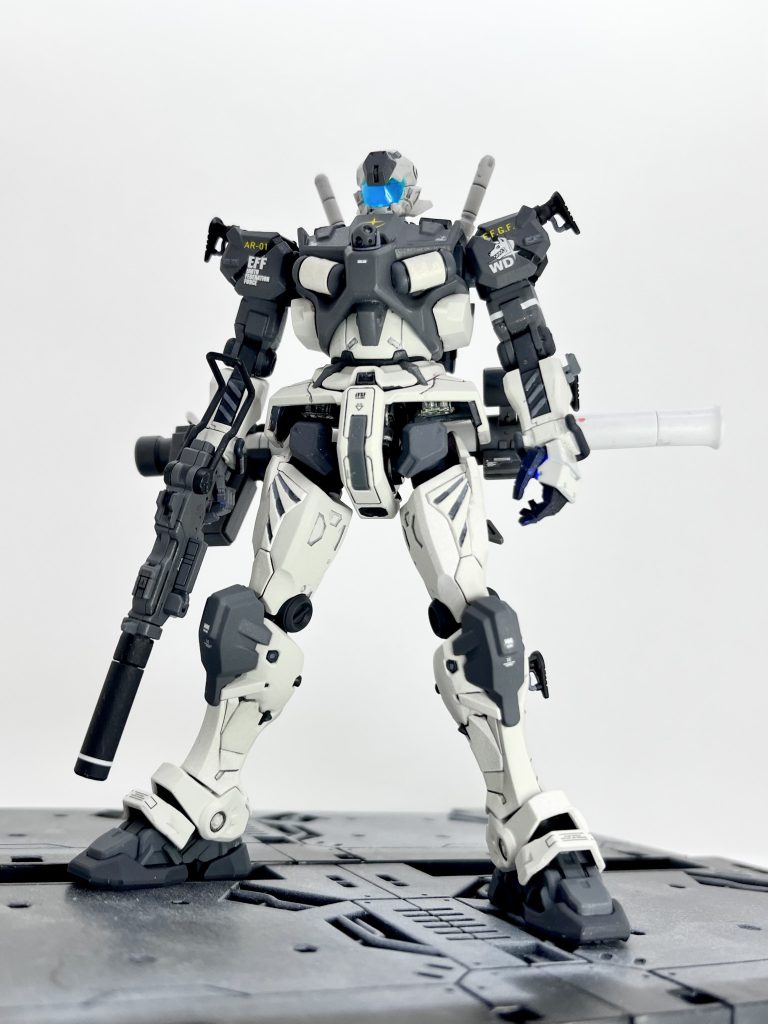 ビームサーベル二本差しで指揮官用のバージョンに。このバージョンもカッコいいですね。マシンガンはサプレッサー付き。腰にはバズーカを背負わせてみました。