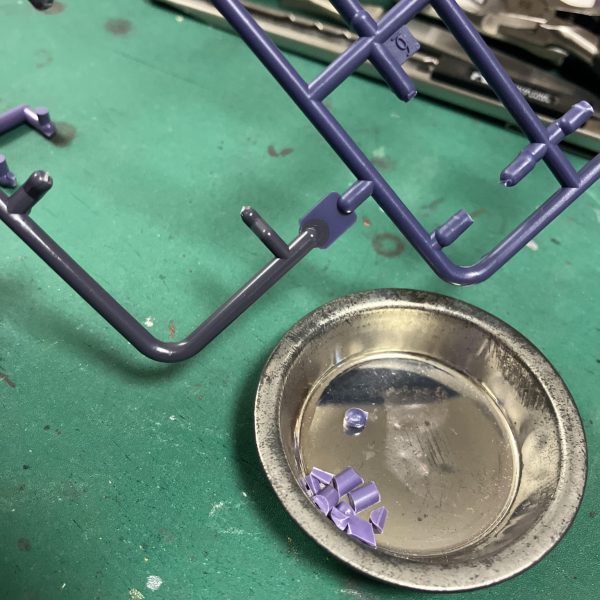 リックドム(GQ)脚部、ワンパーツ成形でこの曲面を再現するのは凄いと思う反面、目立つ場所にゲートが😖 とりあえず最終的にはデカールで誤魔化すとして少し抵抗してみます🥴まずはピンバイスで白化部分を切削して➡️取り置いたランナーを接着剤で溶かしてランナーパテとして塗り塗り🥳 乾燥後にヤスってと🥰 とりあえず2回ほど試しましたが完全に消すのは難しそうですね、仕上がりに若干のムラあり😬簡単フィニッシュでもなんとか気にならない程には処理できそう🥴遅ればせながら、🎍明けましておめでとうございます🎍本年もなにとぞ、よろしくお願いいたします🙇♂️🥳(5枚目)