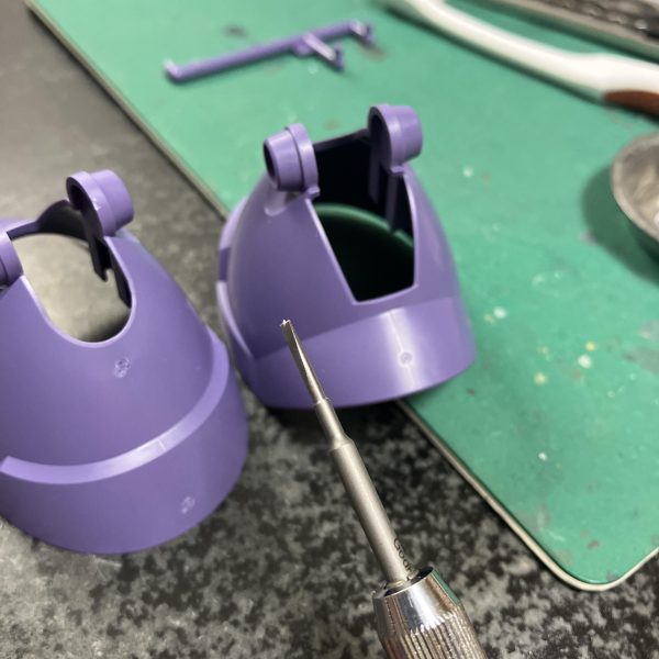 リックドム(GQ)脚部、ワンパーツ成形でこの曲面を再現するのは凄いと思う反面、目立つ場所にゲートが😖 とりあえず最終的にはデカールで誤魔化すとして少し抵抗してみます🥴まずはピンバイスで白化部分を切削して➡️取り置いたランナーを接着剤で溶かしてランナーパテとして塗り塗り🥳 乾燥後にヤスってと🥰 とりあえず2回ほど試しましたが完全に消すのは難しそうですね、仕上がりに若干のムラあり😬簡単フィニッシュでもなんとか気にならない程には処理できそう🥴遅ればせながら、🎍明けましておめでとうございます🎍本年もなにとぞ、よろしくお願いいたします🙇♂️🥳(4枚目)