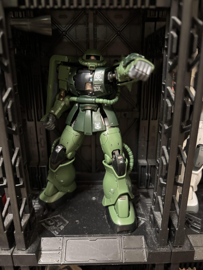 コックピットハッチは材質の差別化として塗り分けハッチ上はレーザー発射できるようなこと、書いてあったので、ほのかにメタルブルーで腕付け根のボールジョイントを何か手を加えようと思います