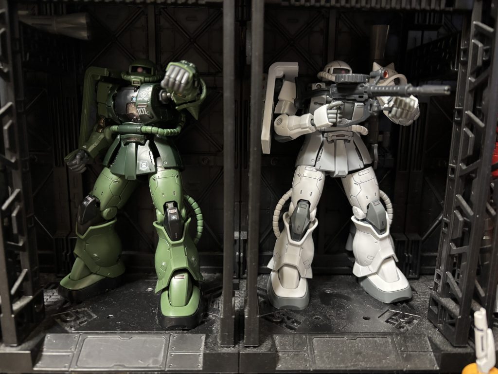 ガンダムベース限定のペインティングモデルとならべて装備はシャアのザクオリジン盤のバルカン二門仕上げ（小1になった息子のザクです）名前は白ザクくんHGシャアザクから奪ったドラムマガジン型装備このキットの不満はドラムマガジンマシンガンがないことですが、整形色の色　プロポーション部品一つ一つの情報量の多さかなりおすすめキットです。きっと&nbsp;