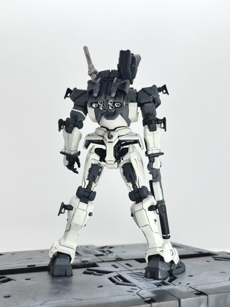 バックショット。腰の後ろに3mm穴を開口して、いろいろマウントできるようにしてます。何もつけない時は3mmのドックノート(Plaism Factoryから購入)を付けてます。