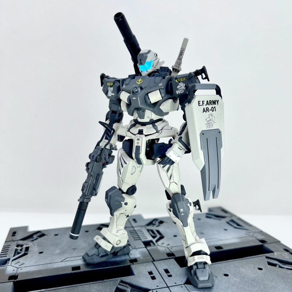 顔のバイザーはそのままでUVライトで光ってくれます。