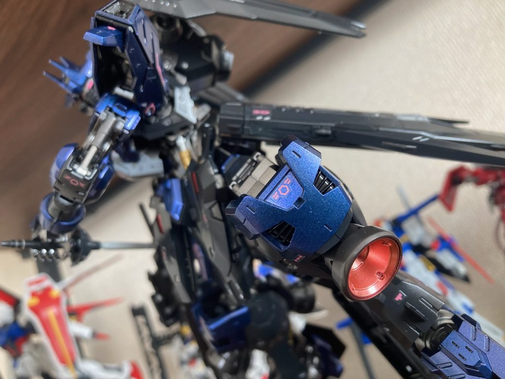 バーニアは仮組で間違ってはめてしまい抜けなくなったので渋々マスキング塗り分け😭