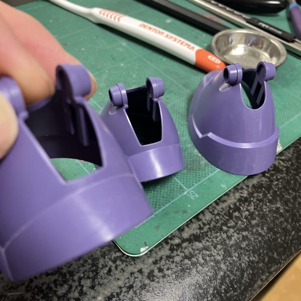 リックドム(GQ)脚部、ワンパーツ成形でこの曲面を再現するのは凄いと思う反面、目立つ場所にゲートが😖 とりあえず最終的にはデカールで誤魔化すとして少し抵抗してみます🥴まずはピンバイスで白化部分を切削して➡️取り置いたランナーを接着剤で溶かしてランナーパテとして塗り塗り🥳 乾燥後にヤスってと🥰 とりあえず2回ほど試しましたが完全に消すのは難しそうですね、仕上がりに若干のムラあり😬簡単フィニッシュでもなんとか気にならない程には処理できそう🥴遅ればせながら、🎍明けましておめでとうございます🎍本年もなにとぞ、よろしくお願いいたします🙇♂️🥳(7枚目)