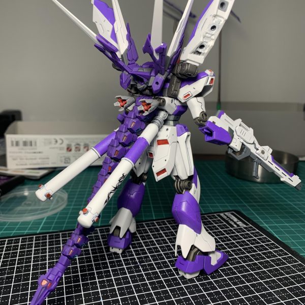 ・HG 1/144 Hi-νガンダム・童友社 御模道 ATKガール 四聖獣 青龍・ヘビィウェポンユニット オービットサークルのミキシングです。カラーリングは紫と白ベースにしました。設定、細かい装飾はコレからです。コレが完成したらガンダム（麒麟）を予定してます🙇（2枚目）