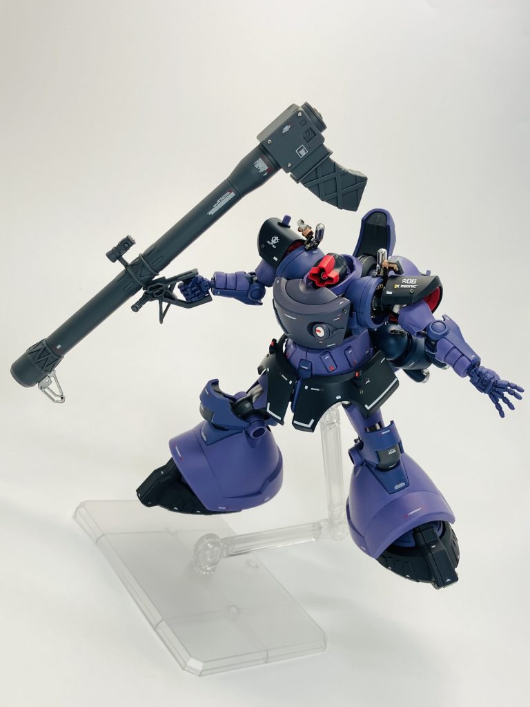 バズーカの持ち手近辺の三角形は軍警ザクと同じく掘り起こし、前の四角いフレームは少し細くしてシュナイダーメッキマーカーです😉