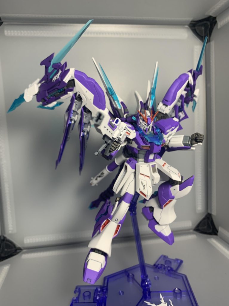 ・青光粒子砲《Azure Photon Rifle》携行式の大口径ビーム兵器。高密度の青色粒子を収束・射出し、従来のビームライフルを凌駕する貫通力を発揮する。