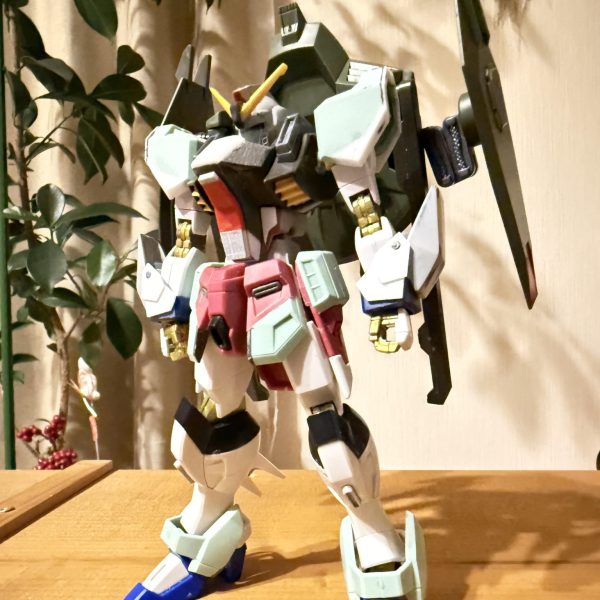 フォビドゥンだいぶ進んだので途中経過を投稿鎌を大型化、柄も長くしました。持たせると刃が下を向いてしまうので、フルメカを参考に柄に突起をつけました。インジャ二式とマイフリのパーツでミキシング。フルメカを参考に頭を胸部に下げるギミック仕込みました。肩周りはボールジョイントにして可動域アップ&nbsp;（4枚目）