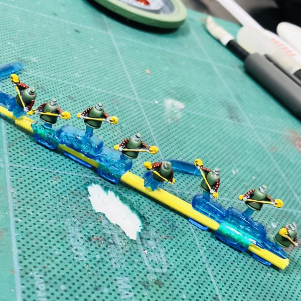 HGFCマンダラガンダムを囲む８体のミニマンダラ🥳このサイズ感、そもそも塗装するかも悩んでいましたし2,3個完成させて🍵お茶をにごそうか思案を経て、部分塗装しました🥴マーカーでチマチマやってると、おぉ何コレ⁉️楽しい☺️🥰　細部は🖌️筆ペンタイプのスミ入れマーカーで誤魔化すと🥳（🈁大事😬）　う〜ん便利です🤩いったん納得したんですが公式HPを見るとVアンテナを追い塗装☝️😉（塗装前📷2/4）なんかっぽくなったんで結果オーライ🙆‍♂️🆗👍（2枚目）