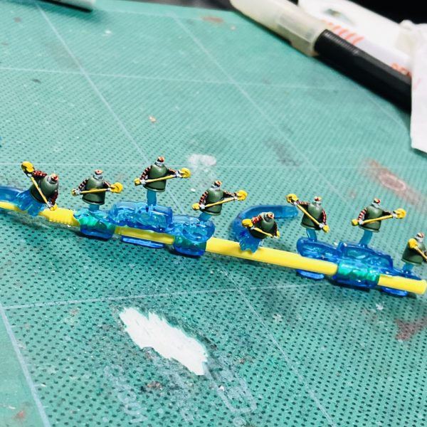 HGFCマンダラガンダムを囲む８体のミニマンダラ🥳このサイズ感、そもそも塗装するかも悩んでいましたし2,3個完成させて🍵お茶をにごそうか思案を経て、部分塗装しました🥴マーカーでチマチマやってると、おぉ何コレ⁉️楽しい☺️🥰　細部は🖌️筆ペンタイプのスミ入れマーカーで誤魔化すと🥳（🈁大事😬）　う〜ん便利です🤩いったん納得したんですが公式HPを見るとVアンテナを追い塗装☝️😉（塗装前📷2/4）なんかっぽくなったんで結果オーライ🙆‍♂️🆗👍（3枚目）