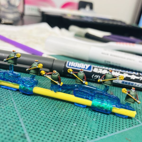 HGFCマンダラガンダムを囲む８体のミニマンダラ🥳このサイズ感、そもそも塗装するかも悩んでいましたし2,3個完成させて🍵お茶をにごそうか思案を経て、部分塗装しました🥴マーカーでチマチマやってると、おぉ何コレ⁉️楽しい☺️🥰　細部は🖌️筆ペンタイプのスミ入れマーカーで誤魔化すと🥳（🈁大事😬）　う〜ん便利です🤩いったん納得したんですが公式HPを見るとVアンテナを追い塗装☝️😉（塗装前📷2/4）なんかっぽくなったんで結果オーライ🙆‍♂️🆗👍（4枚目）