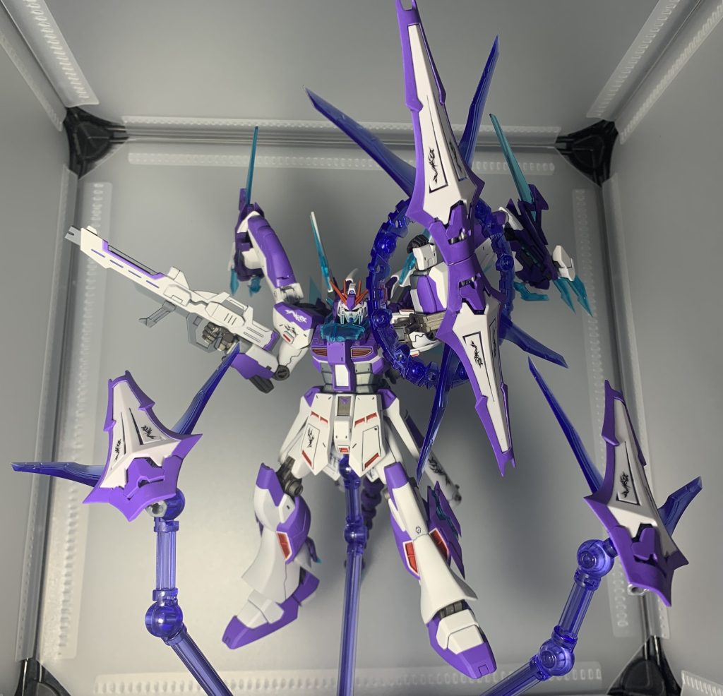 ・紫鱗の霊盾《Aether Scale Shield》霊翼誘導兵装の一部を防御特化構成としたシールド型オールレンジ兵器。粒子光を帯びた鱗状ユニットが宙域に展開され、機体周囲にフィールドを形成する。個々のユニットは独立制御され、敵弾の迎撃や進路誘導にも用いられる。