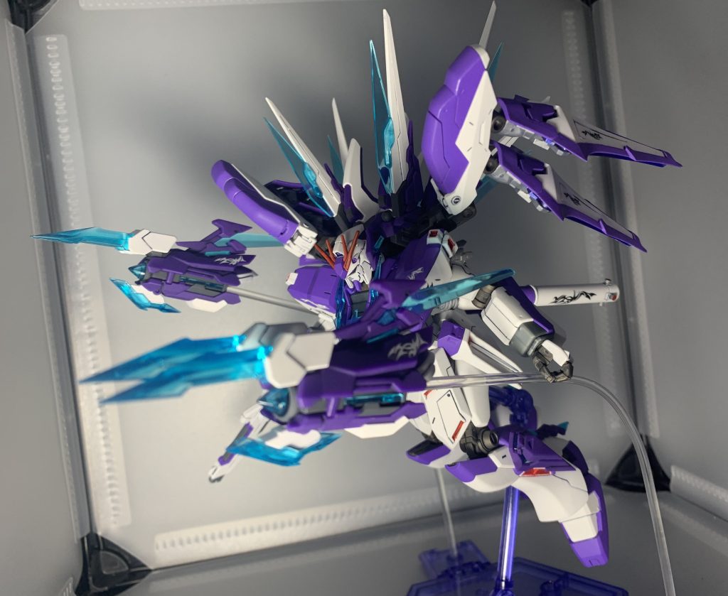 ・青爪の霊砲《Aether Claw Cannon》攻撃用に特化したクロー型オールレンジ兵器。展開時には青光を纏い、宙を裂くように高速機動しながらビームを放つ。その軌道は龍の爪痕を思わせ、敵機を包囲・分断する制圧攻撃を可能とする。