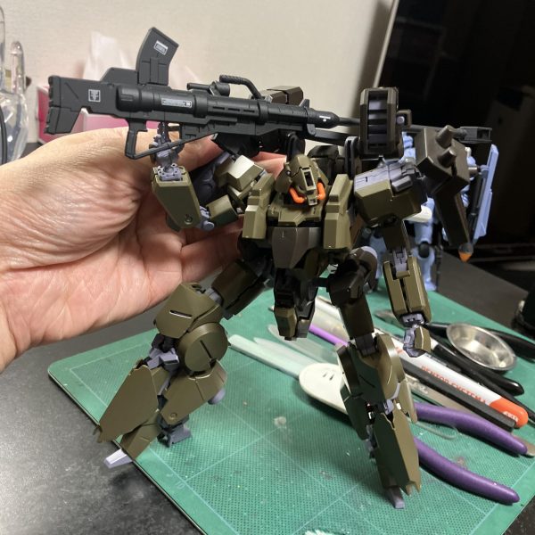 HGリーベンヴォルフ、A.O.Zより参戦です🤩 ドーベンウルフの系譜らしい力強いフォルムが素敵🥰🉑接続可能なシナンジュのプロペラントタンクをジャンク品で入手できたまでは良かったのですが、(ヅダの)対艦砲がなかなか見つからず悩んでいたところ、よく考えたらヅダは作ってましたね😅というわけで📷撮影中は拝借しましょう🥳👍 あとは、例によってメタリックマーカーの乾燥時間⏰を確保するためにも初手はお決まり😉ポリキャップなしで巨大を支えるためか、なかなかタイトな作り😬 一度組むとバラすのに破損しそうなギチギチ感ですね🤣(というわけで手で支えてます🥳)(4枚目)