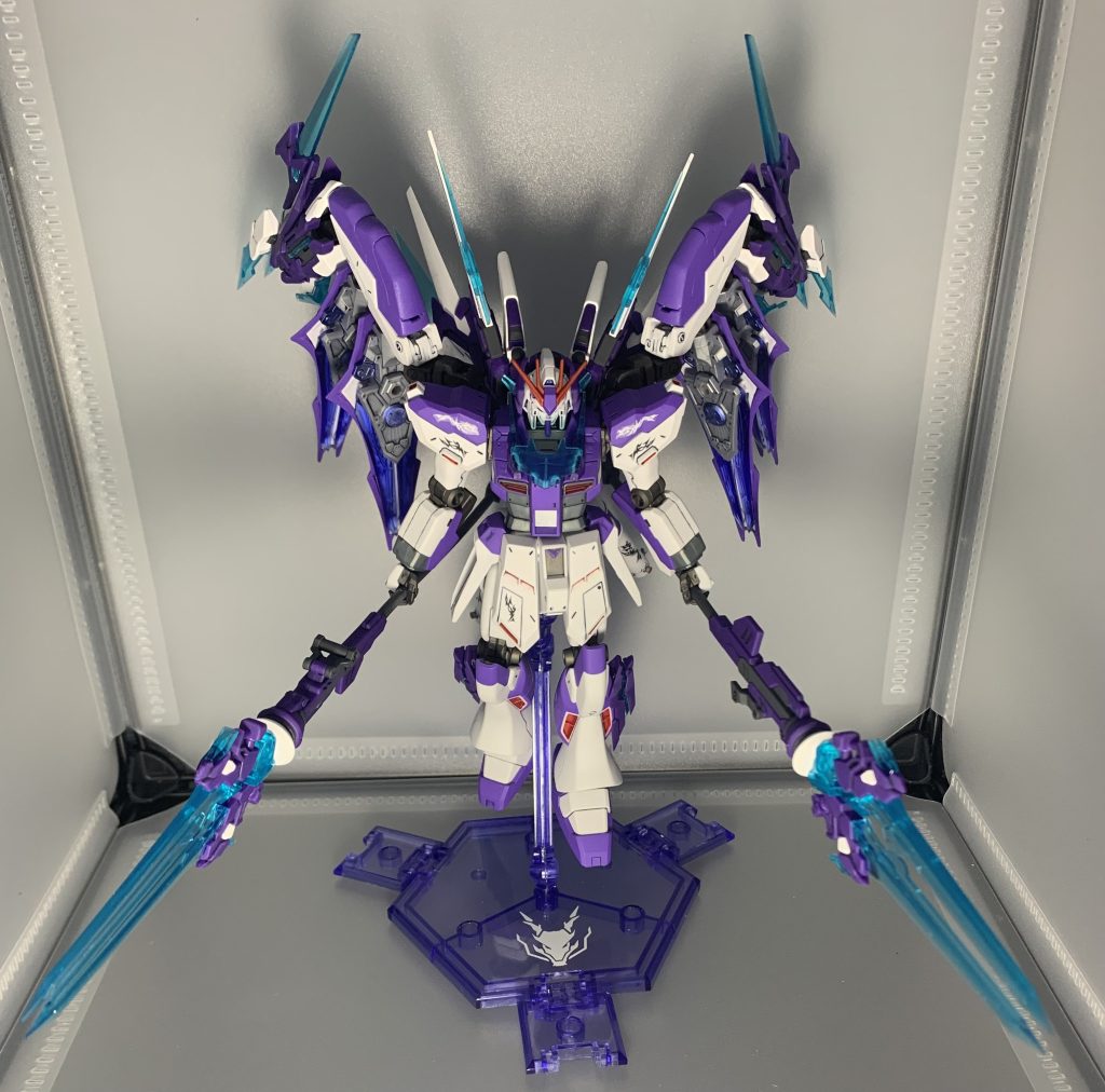 ・ 双牙の霊槍《Aether Lance》双頭構造を持つSEIRYUUの特殊兵装。近接戦闘では両端の刃による連続攻撃を行い、投擲後は遠隔操作によって宙域を自在に巡航する。その軌跡は二本の牙が宙を穿つがごとく、敵陣を貫く。