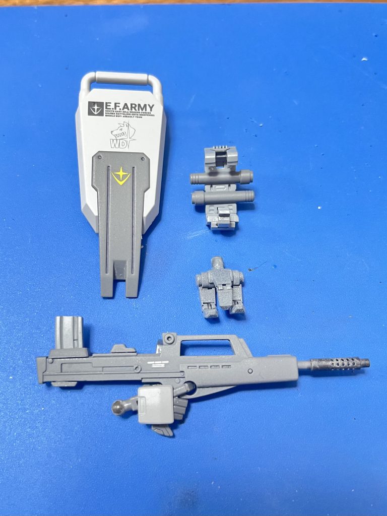 マシンガンのマガジンを上下逆に付け直しました。これで真っ直ぐ持てるようになりました。銃口もチキン屋-楼のマズルパイプ(内径2mm)を付けてます