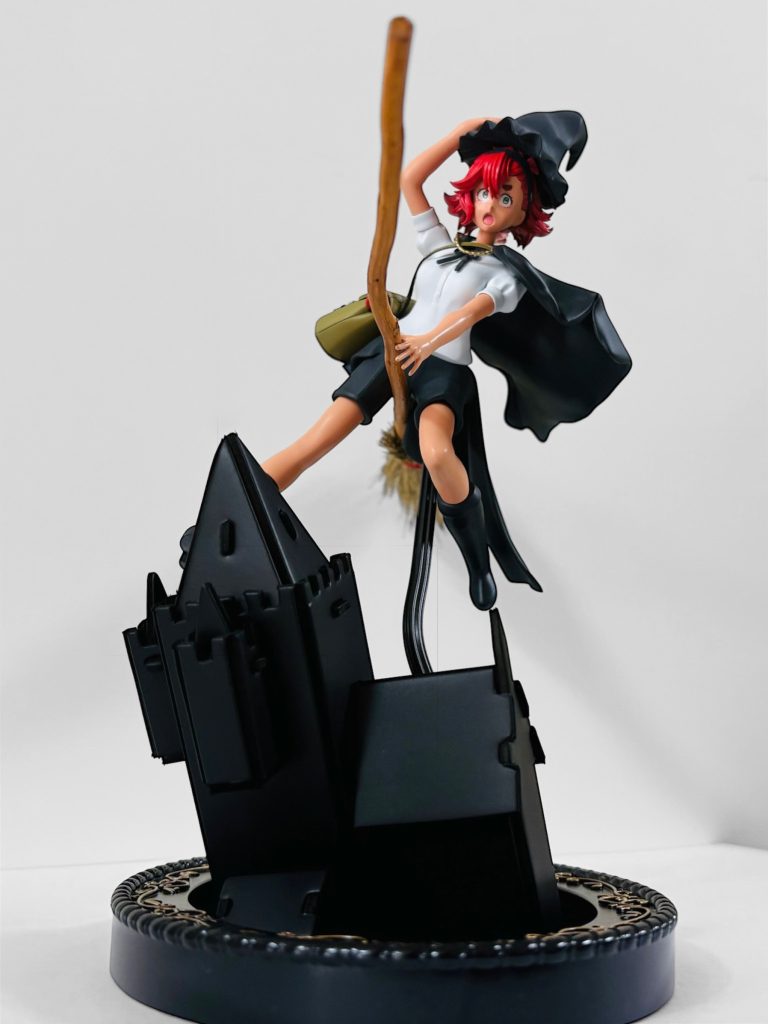 ベースはFrSスレッタですが、色々ミキシングしました！パンツはスレッタのものを使っていますが、長さを詰めてます！上半身は創彩少女庭園 佐伯リツカ(夏服)からYシャツとリボン、カバンを拝借🙏30MS 大崎甘奈からスカートパーツ、ブーツ、衣装のゴールド装飾を使っています！カバンのトマトはスレッタ(一般制服ver.)から拝借🍅台座はセリア(100均)のフォトフレームを塗装して製作。ペーパークラフトのお屋敷もシルエットになるように黒で塗りつぶしています！