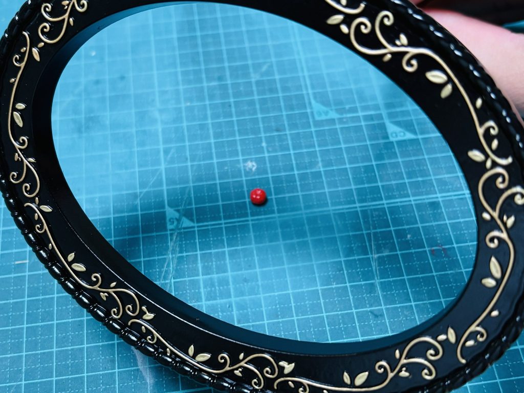 台座塗装後。ゴールドはラッカー、黒は水性塗料で塗装しています。模様の部分のみマジックリンで拭き取ってます！