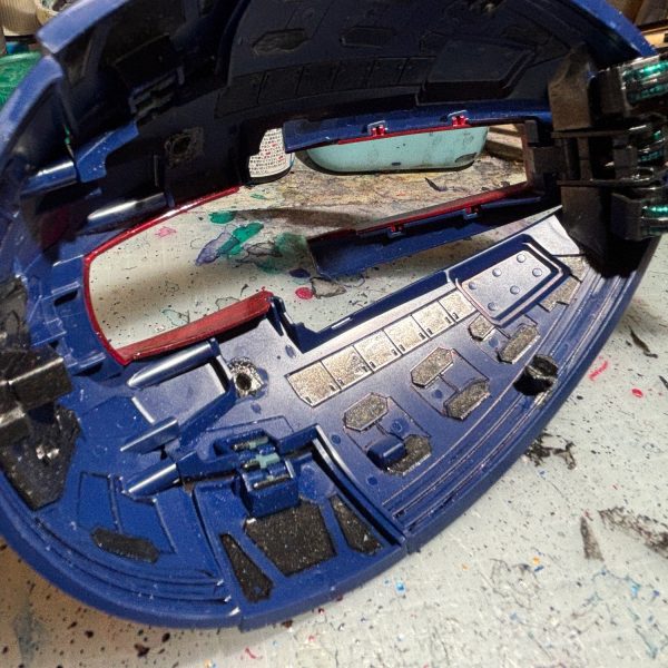 バウンド・ドックのスカートにナラティブガンダムｂ装備を正面に接着、サイコミューキャプチャー機能を装備、左右中央に余剰ＰＣジョイントを埋込、ティターンズ開発のコンポジットシールドブースターを装備、左右後方にはボールジョイントと３㎜軸パーツを挟み込むように取付、バイアラン余剰パーツのブースターを装備させた。右手手首部にボールジョイントを取付ライフルを装着（ライフルの持ち手を切断、ボールジョイントへ変更）、バイアランの脇につけるスラスターを稼働シールドとして装備、フレキシブルに可動するようにした。（2枚目）